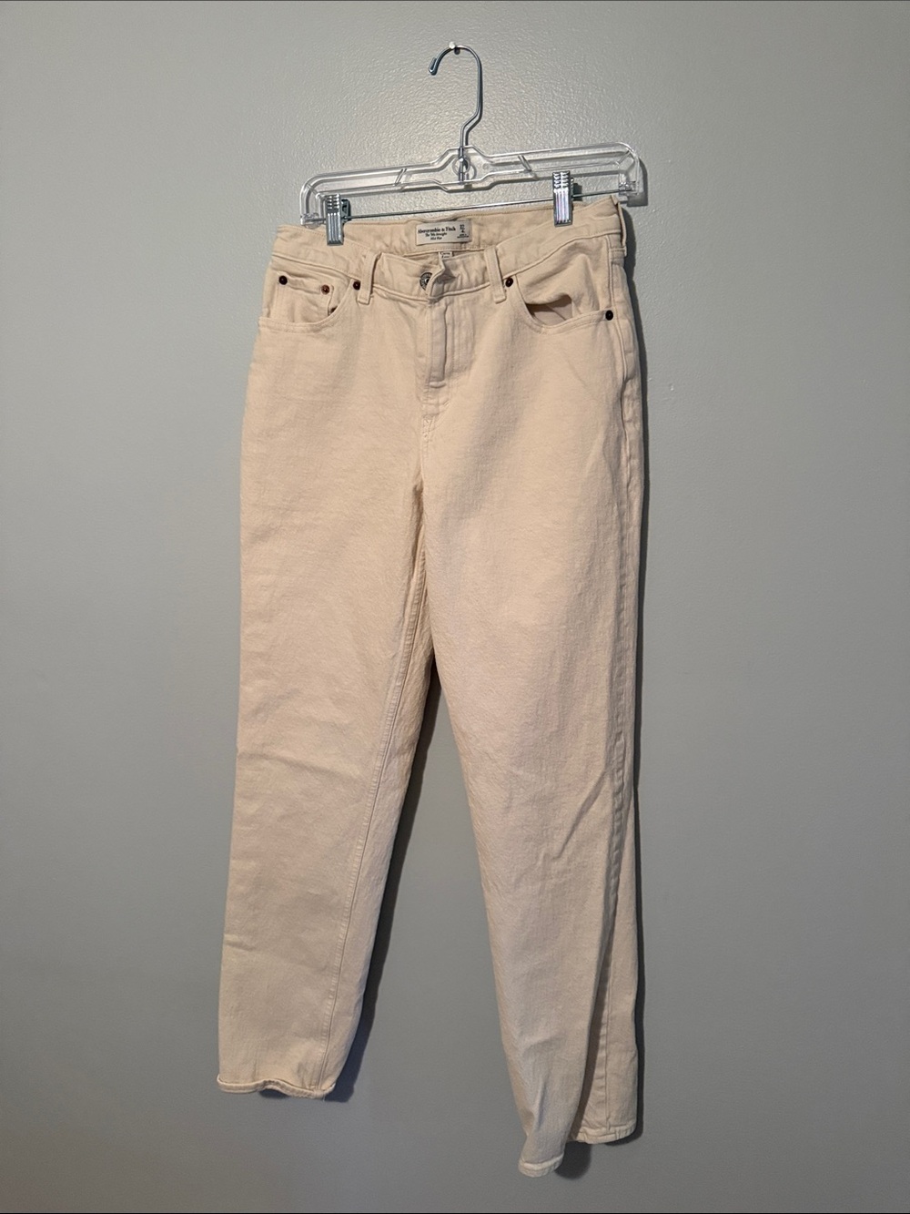 Abercrombie & Fitch The 90s Straight Mid Rise Curve Love Cream Jeans